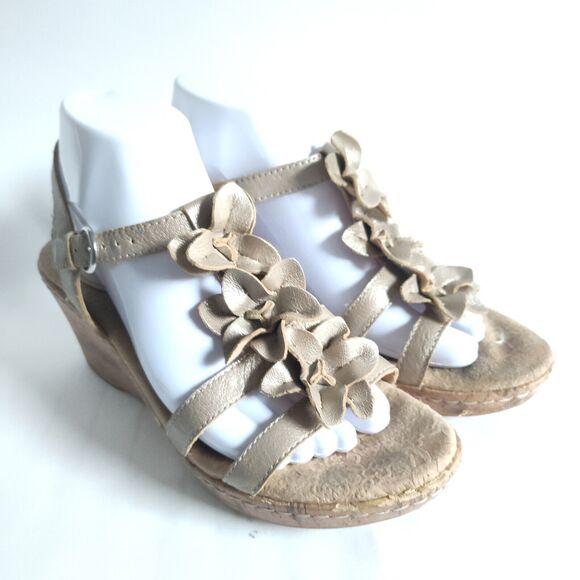 Bolo Born Metallic Gold Leather T-Strap Flowers Womens Size 8 Wedge Heel Sandals - Picture 2 of 10